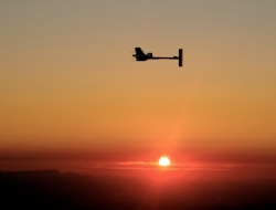 Самолет Solar Impulse успешно завершил первый ночной полет
