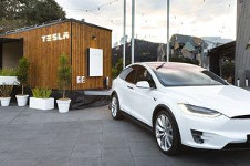 Tesla показала мобильный дом на солнечных батареях