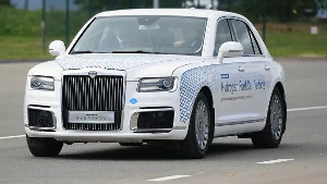 Мантуров рассказал, когда появится водородная версия автомобиля Aurus
