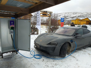 В Териберке начала работу самая северная зарядная станция для электромобилей Enel X в мире