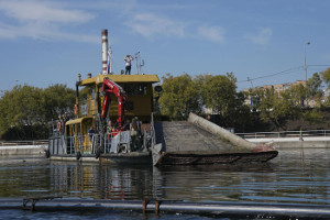 Более 600 тонн мусора выловили за год из рек Москвы Более 600 тонн мусора выловили за год из рек Москвы